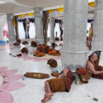 Esta fotografia divulgada pelo templo Phu Manorom mostra monges que ficaram levemente feridos em um acidente na província de Mukdahan descansando no templo Phu Manorom na província de Mukdahan, Tailândia, quinta-feira, 2 de julho de 2026. / Crédito: Templo Phu Manorom via AP