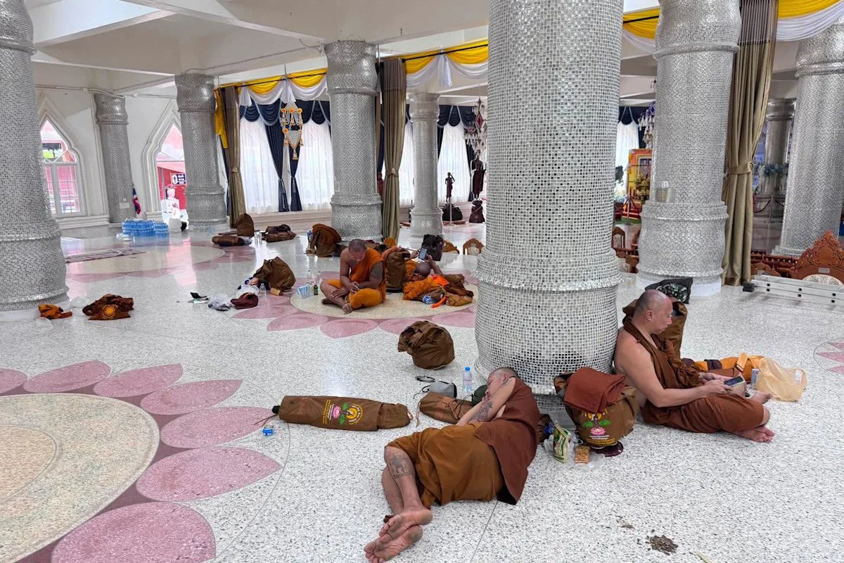 Esta fotografia divulgada pelo templo Phu Manorom mostra monges que ficaram levemente feridos em um acidente na província de Mukdahan descansando no templo Phu Manorom na província de Mukdahan, Tailândia, quinta-feira, 2 de julho de 2026. / Crédito: Templo Phu Manorom via AP