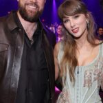 Em meio à Taylor-mania do lado de fora do Madison Square Garden, em Nova York, a primeira pista real de uma grande bomba no casamento quase poderia ter se perdido na multidão.