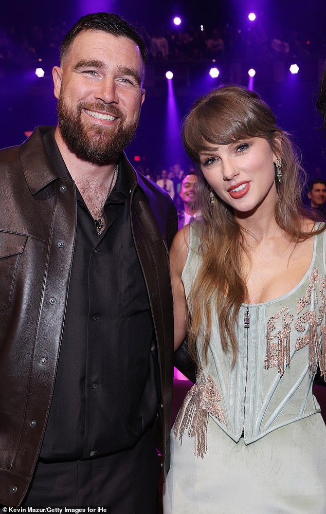 Em meio à Taylor-mania do lado de fora do Madison Square Garden, em Nova York, a primeira pista real de uma grande bomba no casamento quase poderia ter se perdido na multidão.