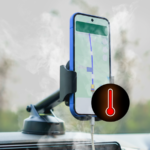 Uma mão segurando um smartphone Google Pixel azul com um ícone de alerta e ícones representando câmera, áudio e bugs.
