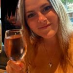 Rosé, disse a mim mesmo, era uma bebida alcoólica “legal”. Parecia tão inofensivo – tão divertido – que quase pensei nisso como um refrigerante. Nunca imaginei que um dia isso arruinaria minha vida, escreve Beth Jayne