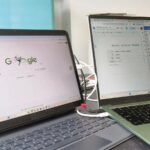 Uma visão aérea de um tablet Samsung prateado empoeirado dentro de uma gaveta azul aberta da mesa.