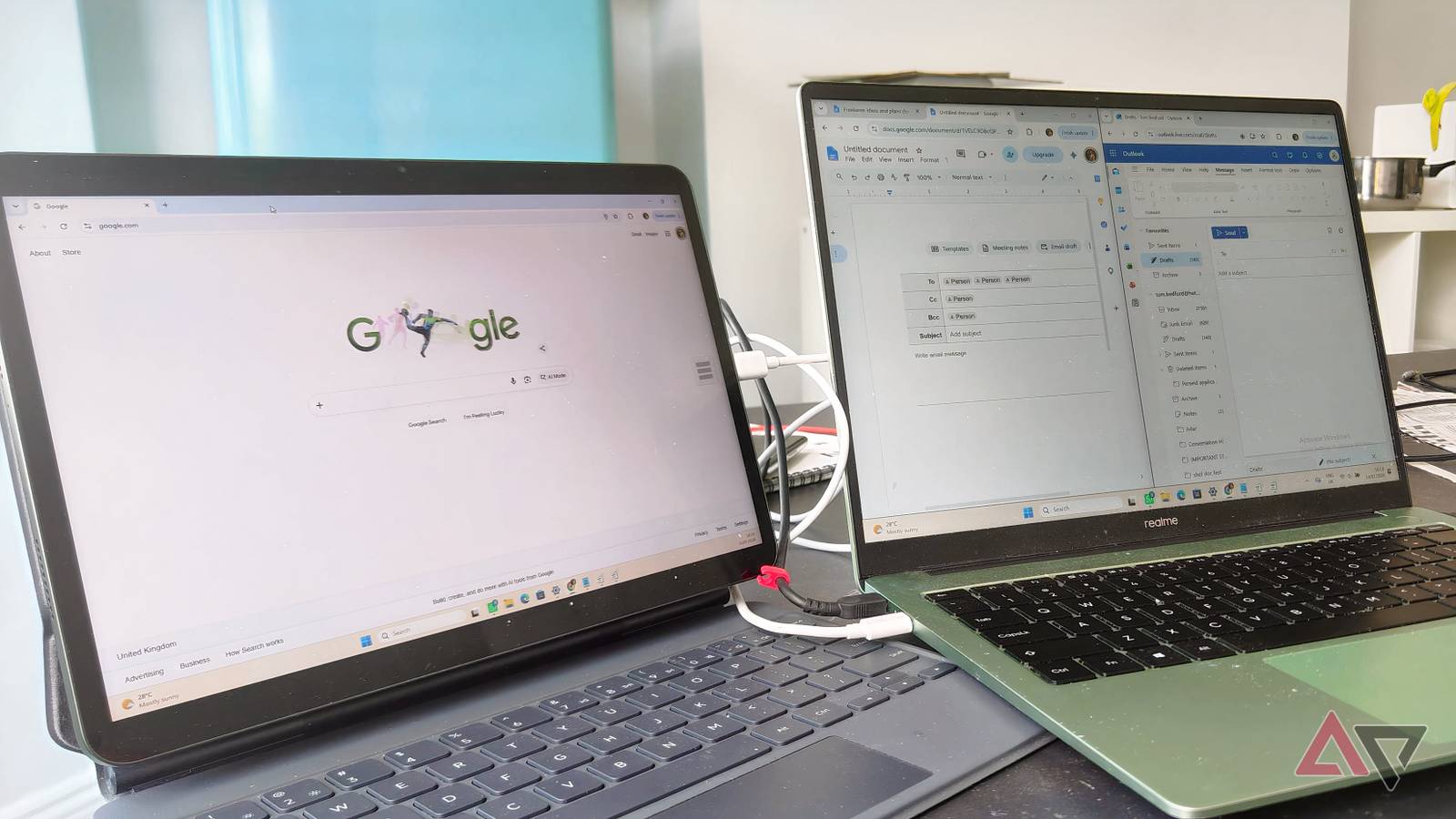 Uma visão aérea de um tablet Samsung prateado empoeirado dentro de uma gaveta azul aberta da mesa.