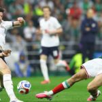 México x Inglaterra - Copa do Mundo AO VIVO: O confronto das oitavas de final FINALMENTE começa após uma hora de atraso da tempestade - e Declan Rice recebe um cartão amarelo apenas dois minutos em meio à atmosfera escaldante de Azteca