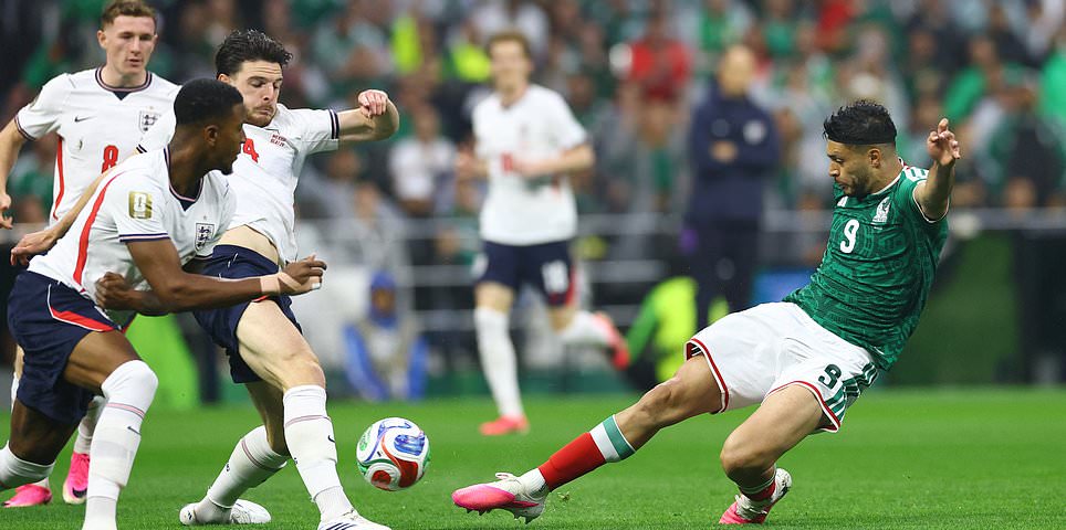 México x Inglaterra - Copa do Mundo AO VIVO: O confronto das oitavas de final FINALMENTE começa após uma hora de atraso da tempestade - e Declan Rice recebe um cartão amarelo apenas dois minutos em meio à atmosfera escaldante de Azteca