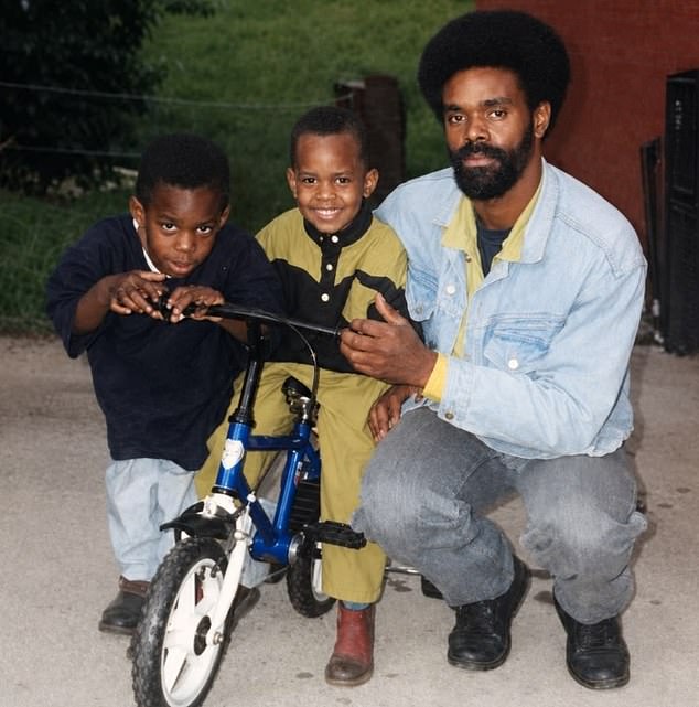 O pai de Micah Richards, Lincoln, certo, morreu, disse o especialista em uma postagem emocionante na mídia social