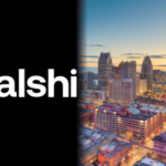 Logotipo Kalshi ao lado do horizonte de Detroit representando a decisão do Conselho de Controle de Jogos de Michigan de deixar o Conselho Nacional de Jogos Problemáticos após a parceria da organização com o operador de mercado de previsão Kalshi.