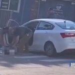Imagens horríveis revelaram o momento em que agentes do Departamento de Imigração e Alfândega (ICE) algemaram um migrante moribundo no chão depois de atirar nele durante um confronto no Maine na manhã de segunda-feira.