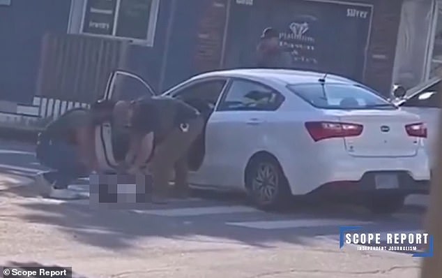 Imagens horríveis revelaram o momento em que agentes do Departamento de Imigração e Alfândega (ICE) algemaram um migrante moribundo no chão depois de atirar nele durante um confronto no Maine na manhã de segunda-feira.