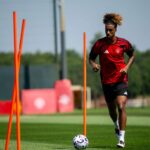 Mikael Silvestre explica porque Leny Yoro teve uma adaptação ‘difícil’ no Man Utd