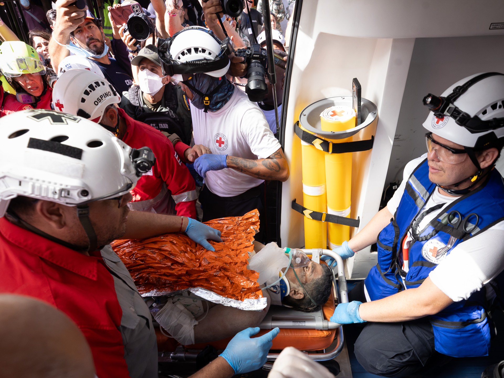 'Milagre': homem preso é resgatado oito dias após terremotos na Venezuela