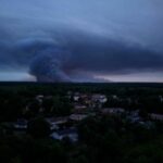 Milhares de pessoas são forçadas a evacuar enquanto incêndios florestais atingem o sul da França