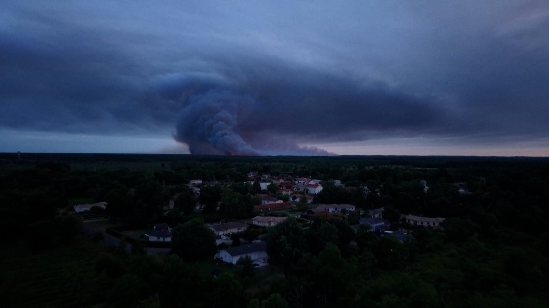 Milhares de pessoas são forçadas a evacuar enquanto incêndios florestais atingem o sul da França