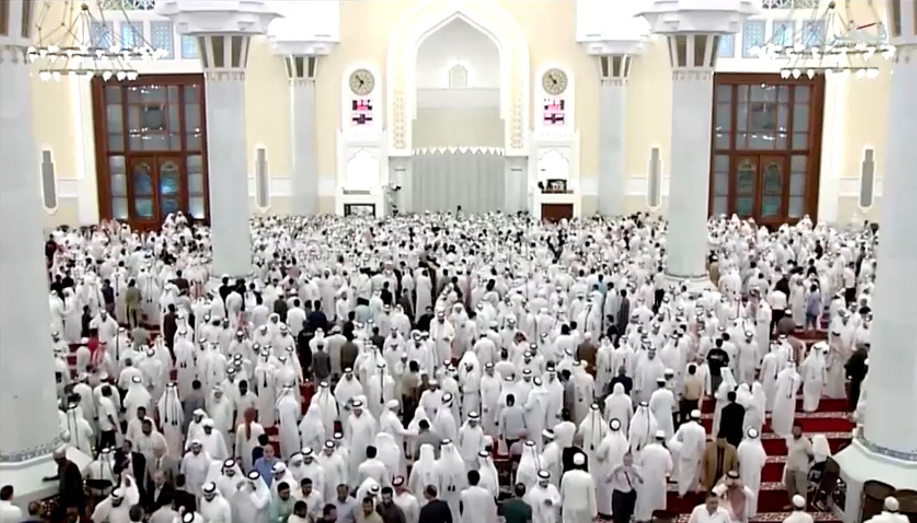 Milhares se reúnem para se despedir do Padre Emir Sheikh Hamad do Catar