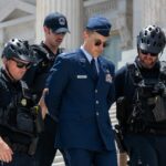 Militar dos EUA é preso no Capitólio após pedir impeachment de Trump