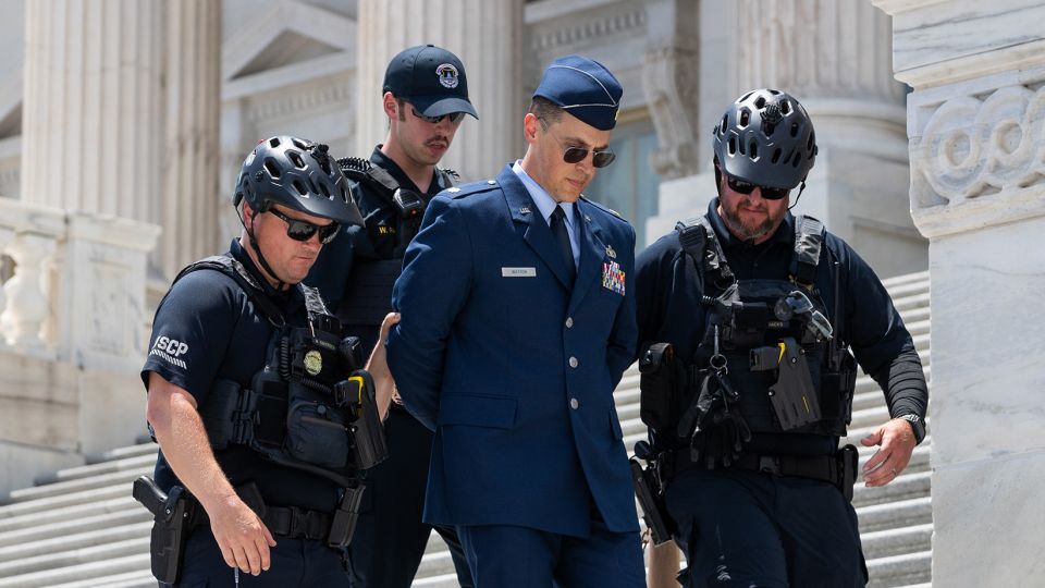 Militar dos EUA é preso no Capitólio após pedir impeachment de Trump