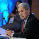 O ministro das Relações Exteriores da Nova Zelândia, Winston Peters (foto), rejeitou a reação e disse que aqueles que veem Cook como um “precursor da colonização” deveriam estar mais conscientes do passado do país.