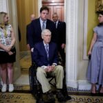 Mitch McConnell divulga atualização de saúde e diz que está ‘recuperando’ forças