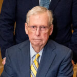 Mitch McConnell permanece no hospital, afirma o porta-voz