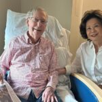 Mitch McConnell, 84, quebrou o silêncio de um mês e tuitou uma foto sua ao lado de sua esposa, Elaine Chao, de 73 anos.