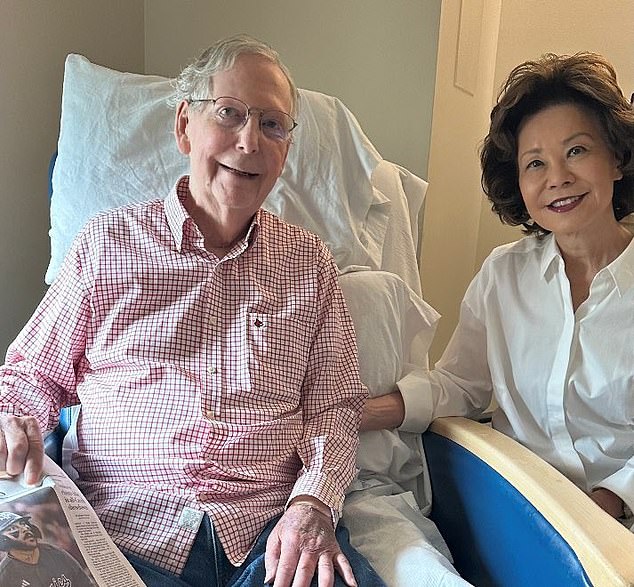 Mitch McConnell, 84, quebrou o silêncio de um mês e tuitou uma foto sua ao lado de sua esposa, Elaine Chao, de 73 anos.