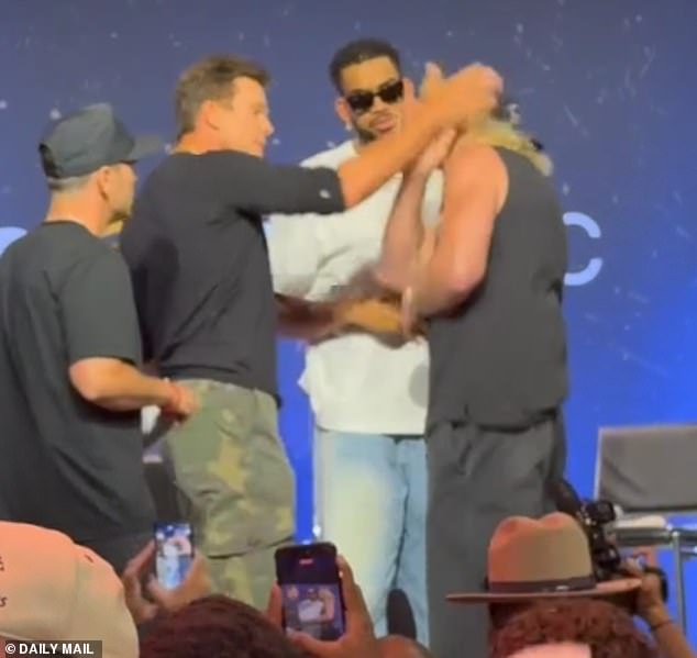 Tom Brady atacou Logan Paul em um momento surpreendente no palco do Fanatics Fest
