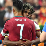 Momento de respeito: Yamal abraça Ronaldo emocionado após a eliminação de Portugal no WC