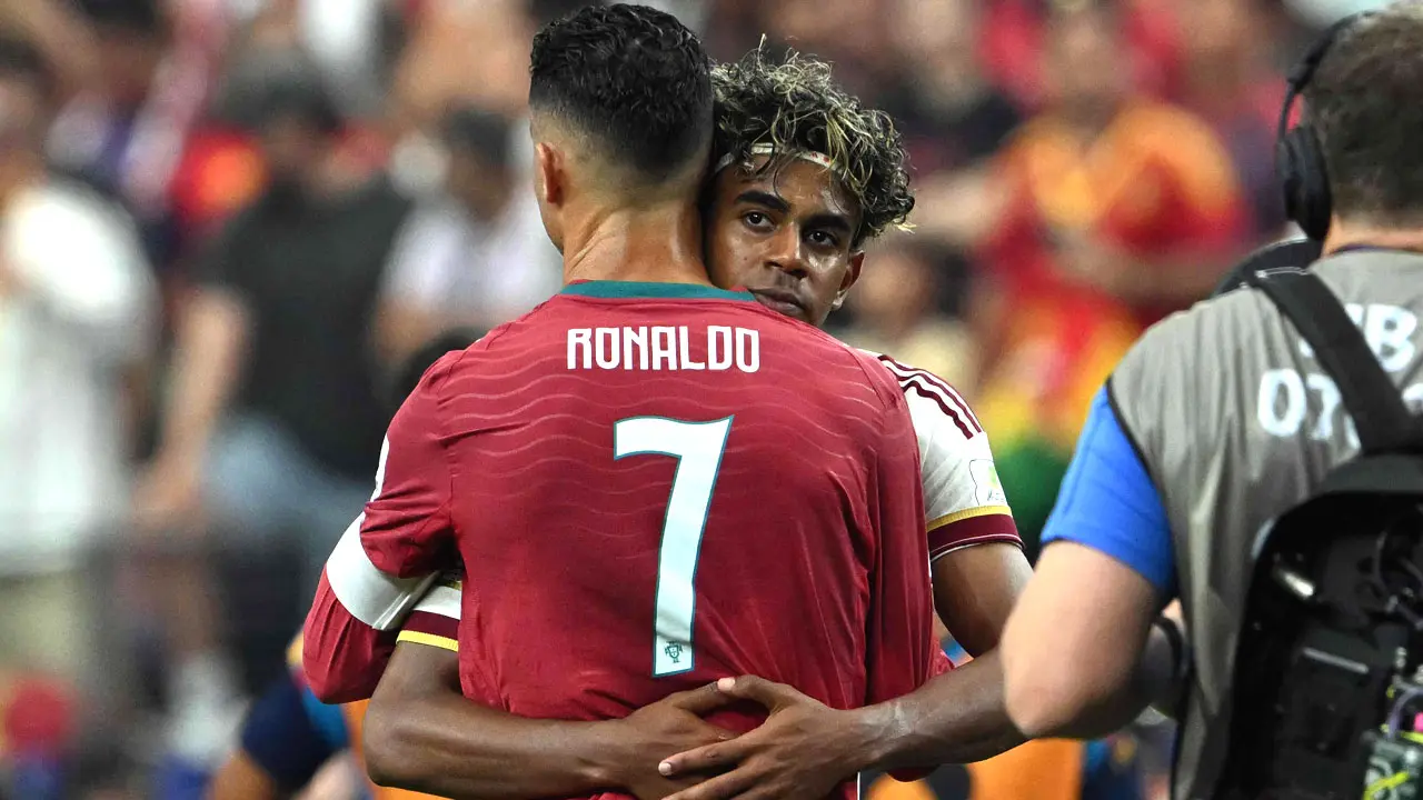 Momento de respeito: Yamal abraça Ronaldo emocionado após a eliminação de Portugal no WC