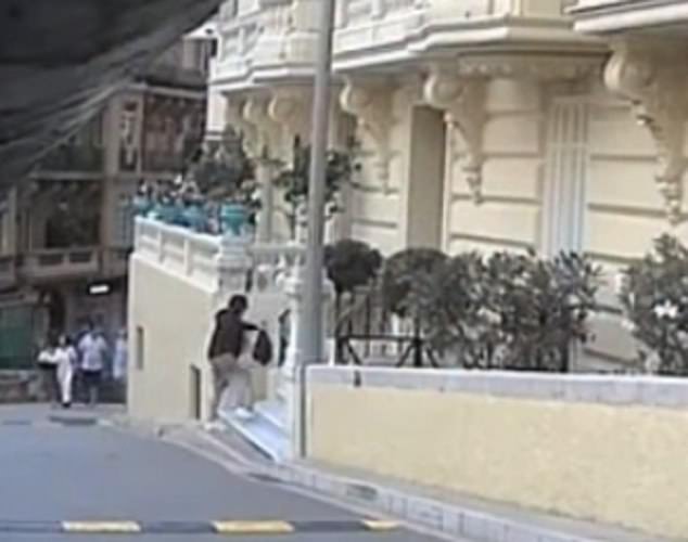 Este é o momento em que um magnata imobiliário ucraniano e sua família foram explodidos em um ataque a bomba em frente a um apartamento de luxo em Mônaco.