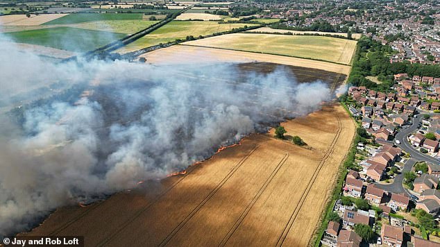 O fogo se espalhou por 750 metros em campos de trigo na área de Woodthorpe, em York, no domingo.