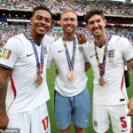 Jogadores da Inglaterra convocaram o goleiro reserva Jason Steele (centro) para conquistar a medalha de bronze após a vitória sobre a França