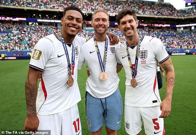 Jogadores da Inglaterra convocaram o goleiro reserva Jason Steele (centro) para conquistar a medalha de bronze após a vitória sobre a França