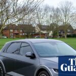 Motoristas que carregam carros elétricos recebem multas de estacionamento chocantes