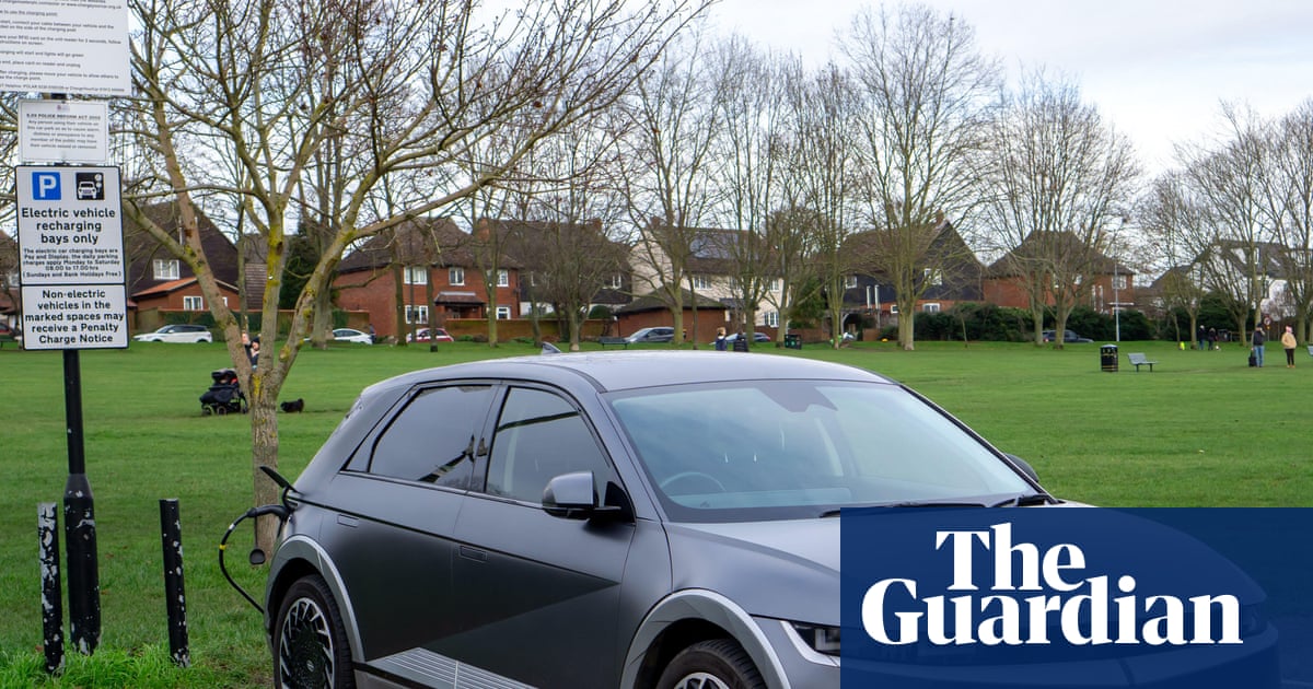 Motoristas que carregam carros elétricos recebem multas de estacionamento chocantes