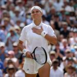 A jogadora norte-americana Coco Gauff retorna à Karolina Muchova, da República Tcheca, durante a semifinal de tênis individual feminino no décimo primeiro dia do Campeonato de Wimbledon de 2026, no All England Lawn Tennis and Croquet Club em Wimbledon, sudoeste de Londres, em 9 de julho de 2026. (Foto de HENRY NICHOLLS / AFP) / RESTRITO AO USO EDITORIAL