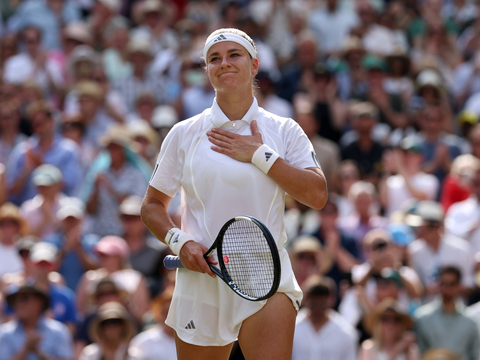 A jogadora norte-americana Coco Gauff retorna à Karolina Muchova, da República Tcheca, durante a semifinal de tênis individual feminino no décimo primeiro dia do Campeonato de Wimbledon de 2026, no All England Lawn Tennis and Croquet Club em Wimbledon, sudoeste de Londres, em 9 de julho de 2026. (Foto de HENRY NICHOLLS / AFP) / RESTRITO AO USO EDITORIAL