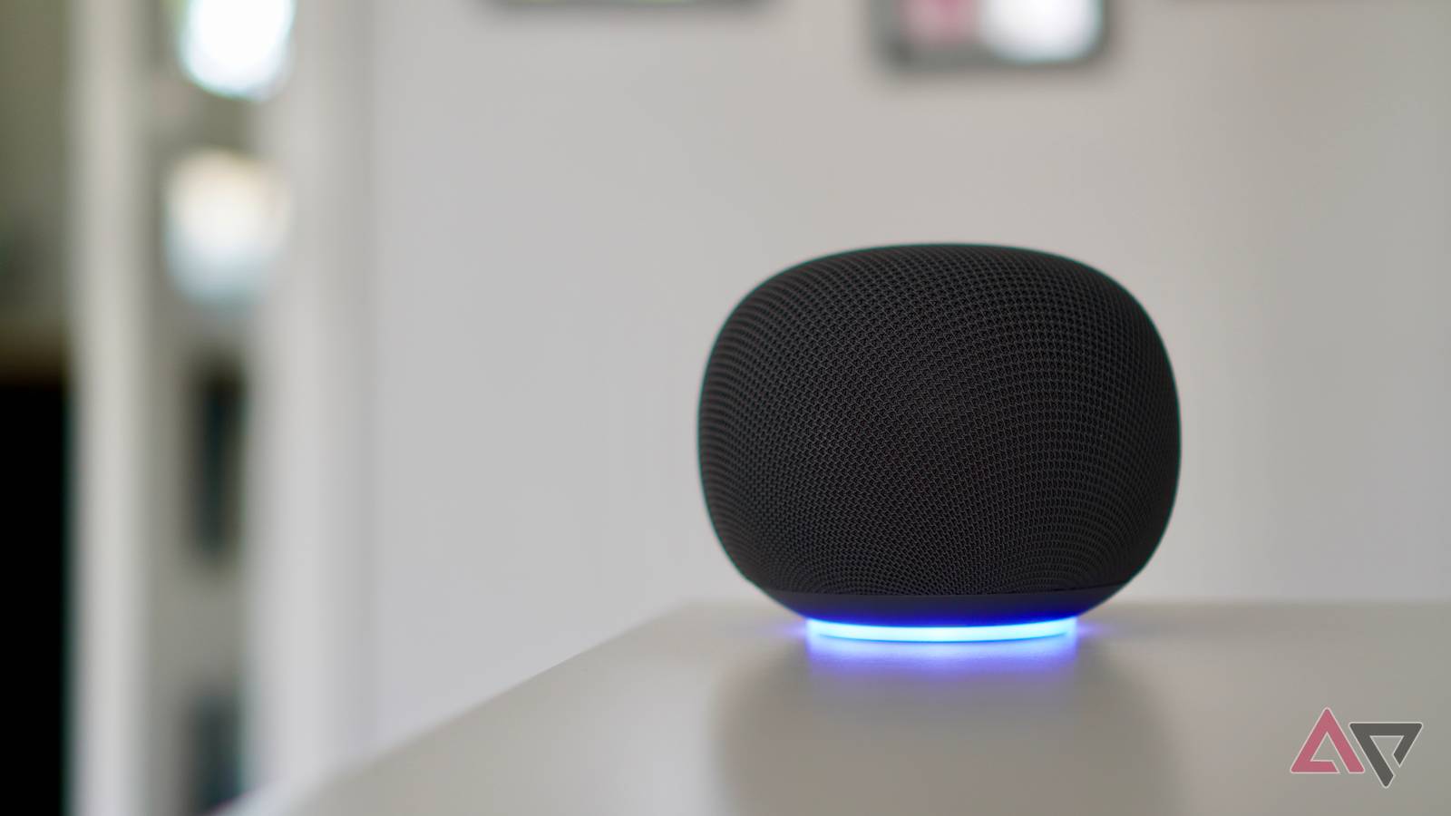 Três alto-falantes do Google Home exibidos abaixo do texto 'Coming Spring 2026' em um fundo verde claro.