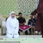 Uma mulher tornou-se a primeira pessoa a ser espancada publicamente na província de Aceh, na Indonésia, por “cometer obscenidades ao vivo com um homem nas redes sociais”, ao abrigo da estrita lei Sharia.
