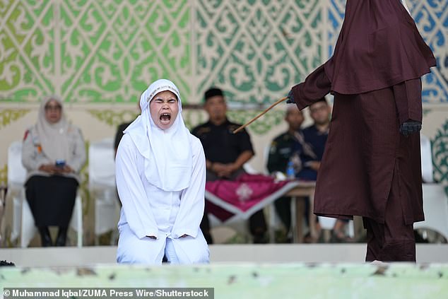 Uma mulher tornou-se a primeira pessoa a ser espancada publicamente na província de Aceh, na Indonésia, por “cometer obscenidades ao vivo com um homem nas redes sociais”, ao abrigo da estrita lei Sharia.