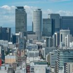 Uma jovem foi morta em Nagoya, no Japão, depois que um homem que pulou de um prédio de 12 andares caiu em cima dela – e sobreviveu