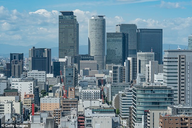 Uma jovem foi morta em Nagoya, no Japão, depois que um homem que pulou de um prédio de 12 andares caiu em cima dela – e sobreviveu