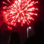 Os residentes assistem ao 250º show de fogos de artifício temático da América, patrocinado pela cidade de Victorville, em 4 de julho de 2026, fora da Silverado High School, perto de Palmdale Road.