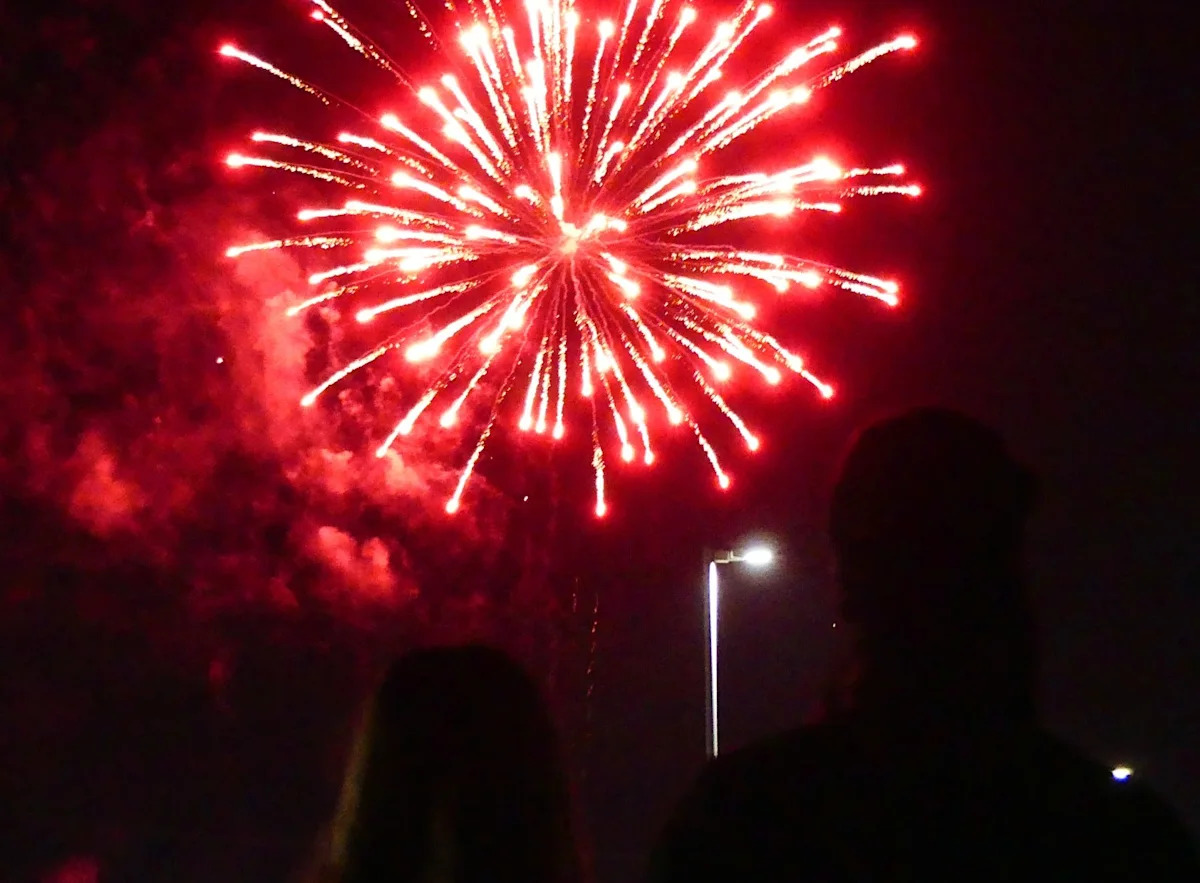 Os residentes assistem ao 250º show de fogos de artifício temático da América, patrocinado pela cidade de Victorville, em 4 de julho de 2026, fora da Silverado High School, perto de Palmdale Road.