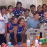 Mulheres indianas homenageiam as lendas inglesas que se aposentaram, Heather Knight e Tammy Beaumont