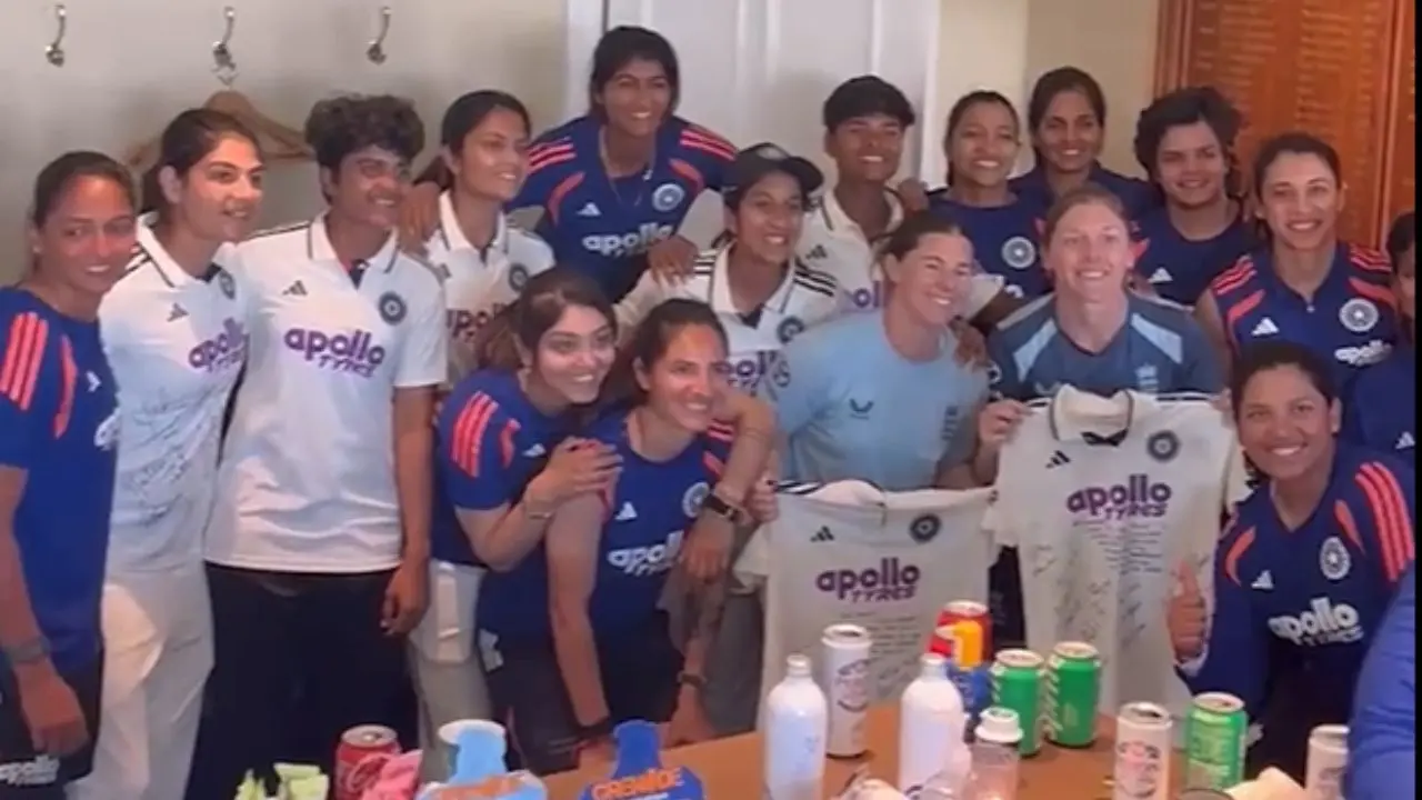 Mulheres indianas homenageiam as lendas inglesas que se aposentaram, Heather Knight e Tammy Beaumont
