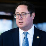 Tom Williams/AP - FOTO: O deputado Mike Flood sai de uma reunião da Conferência Republicana da Câmara no Capitol Hill Club, 9 de setembro de 2025.