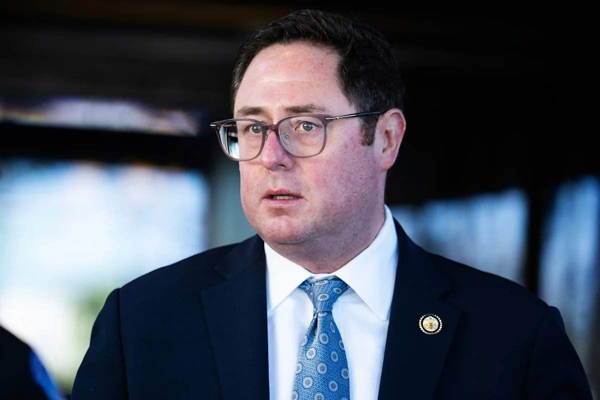 Tom Williams/AP - FOTO: O deputado Mike Flood sai de uma reunião da Conferência Republicana da Câmara no Capitol Hill Club, 9 de setembro de 2025.