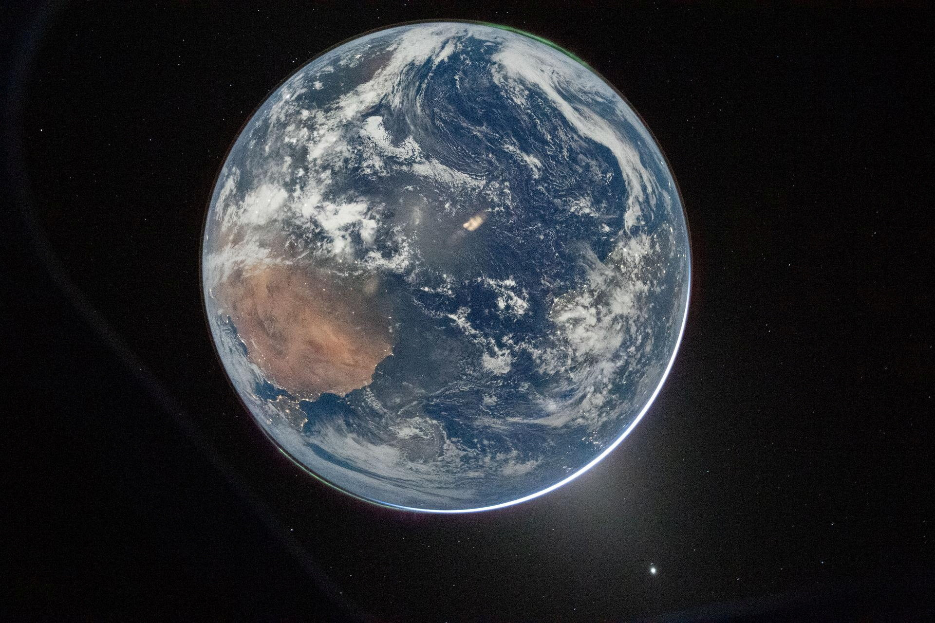 NASA lança missão robótica para salvar telescópio caindo de volta à Terra