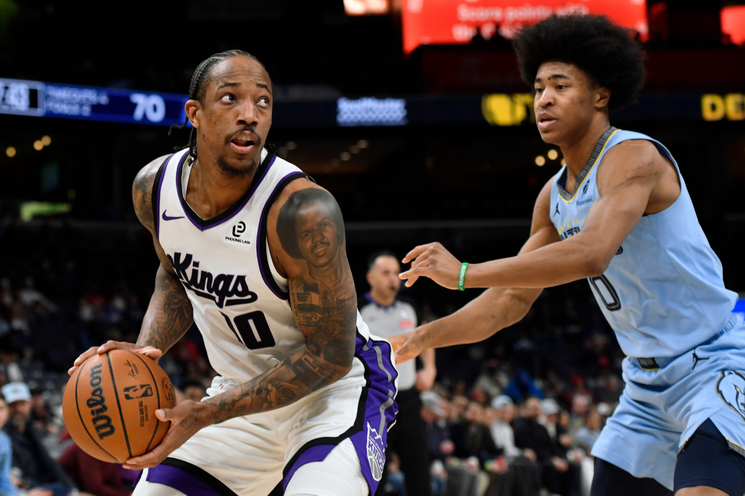 DeMar DeRozan, seis vezes atacante do NBA All-Star, um veterano de 17 temporadas, foi dispensado pelo Sacramento Kings na segunda-feira, após duas campanhas pelo clube.